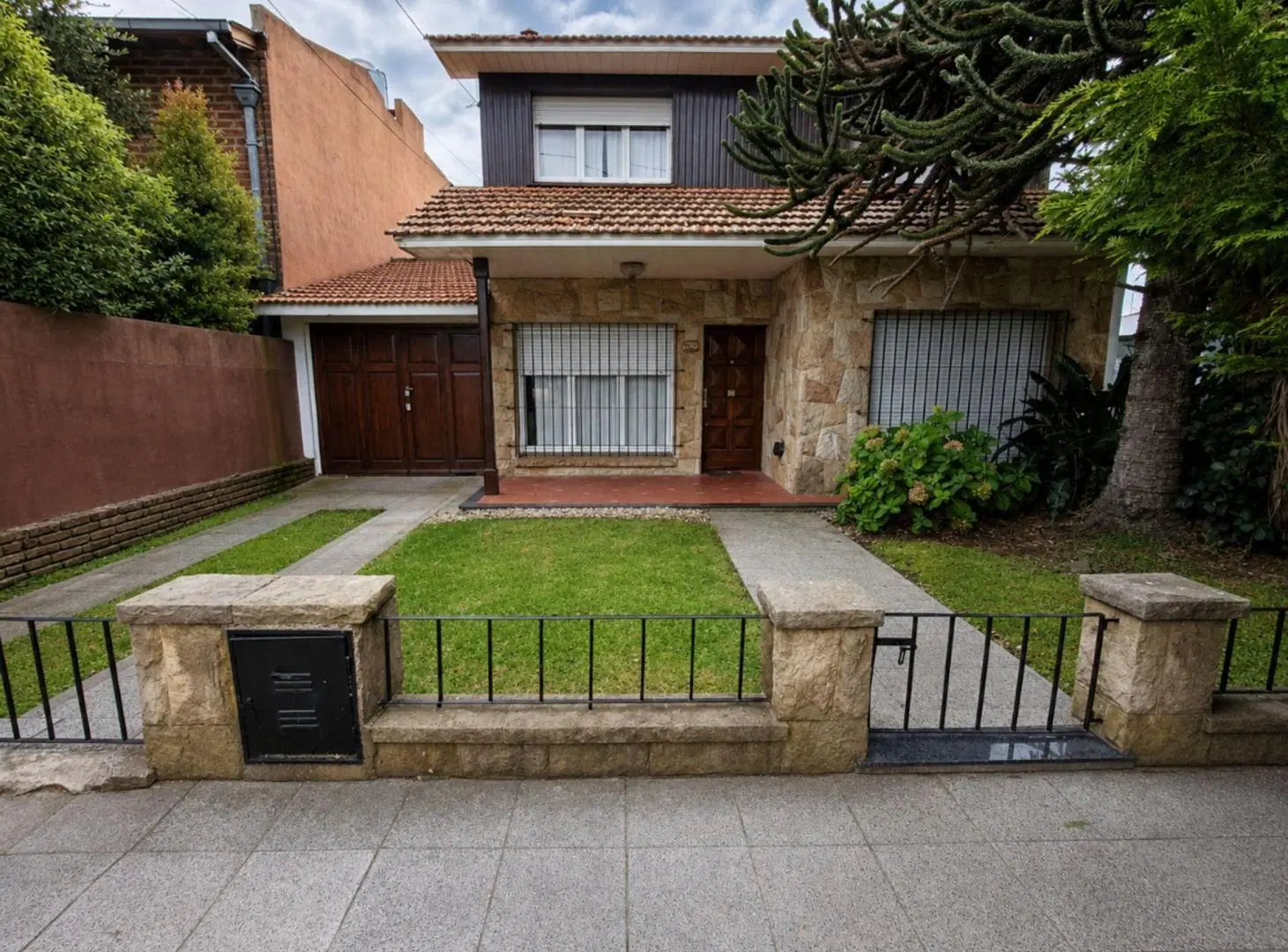 CASA EN  BLOCK SOBRE LOTE PROPIO CON PARQUE ALFAR 2