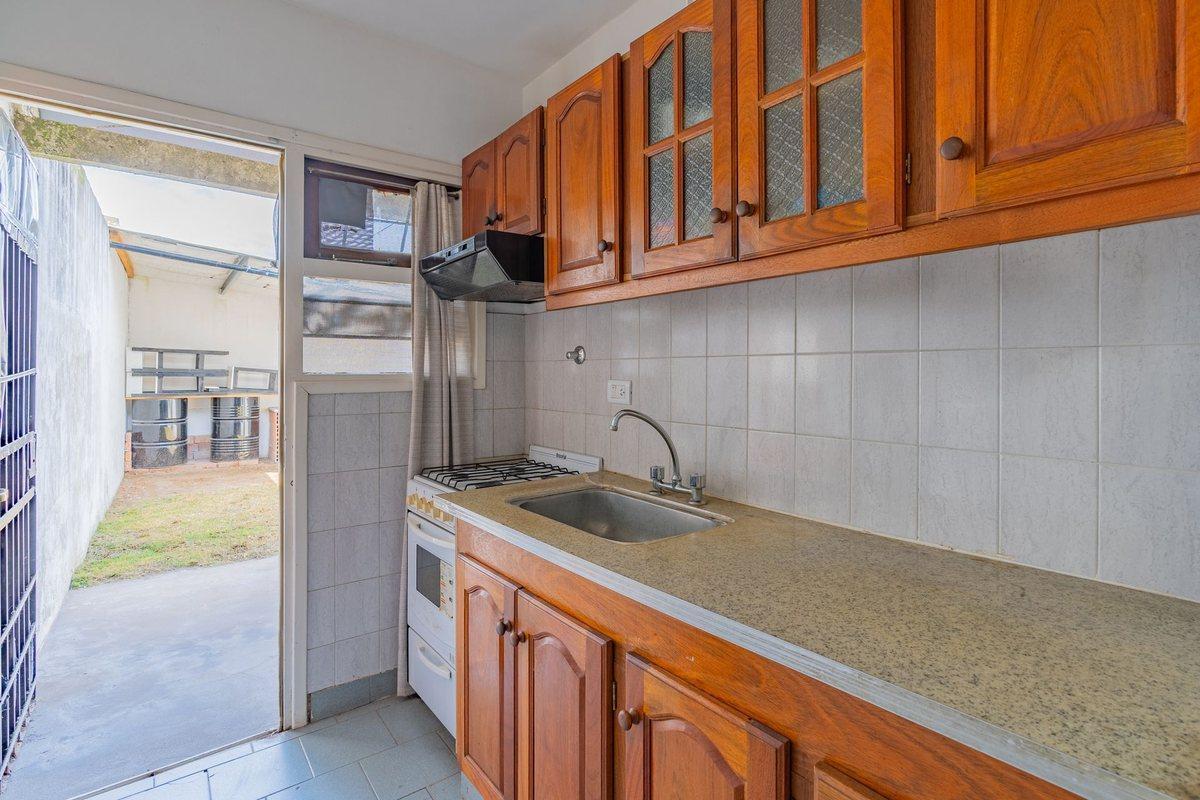 Foto de VENTA CASA 3 AMBIENTES EXCELENTE ESTADO ETCHEPARE, imagen 2