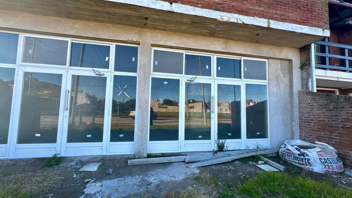 Venta local  a terminar S. Clara a metros del mar 2