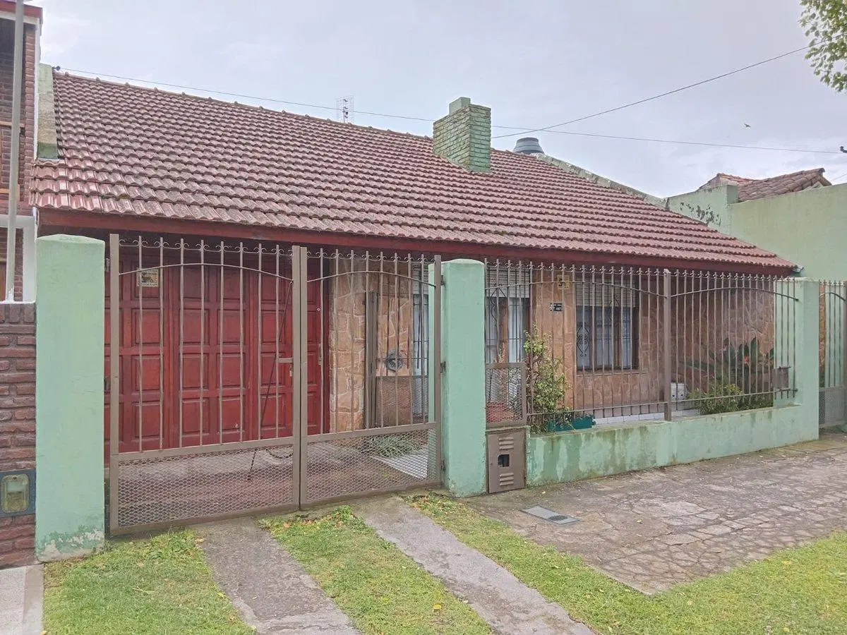 VENTA CASA 4 AMBIENTES COCHERA PARQUE EL GAUCHO 2