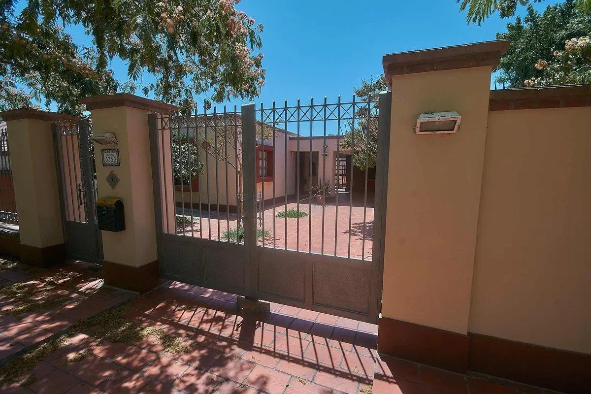 VENTA CASA 3 AMBIENTES + 2 DEPARTAMENTOS U OFICINA 5