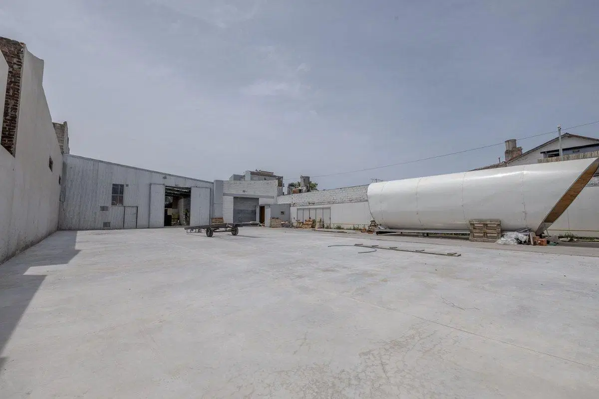 Alquiler Galpon a estrenar 900m Totales  390m2 Cub 4