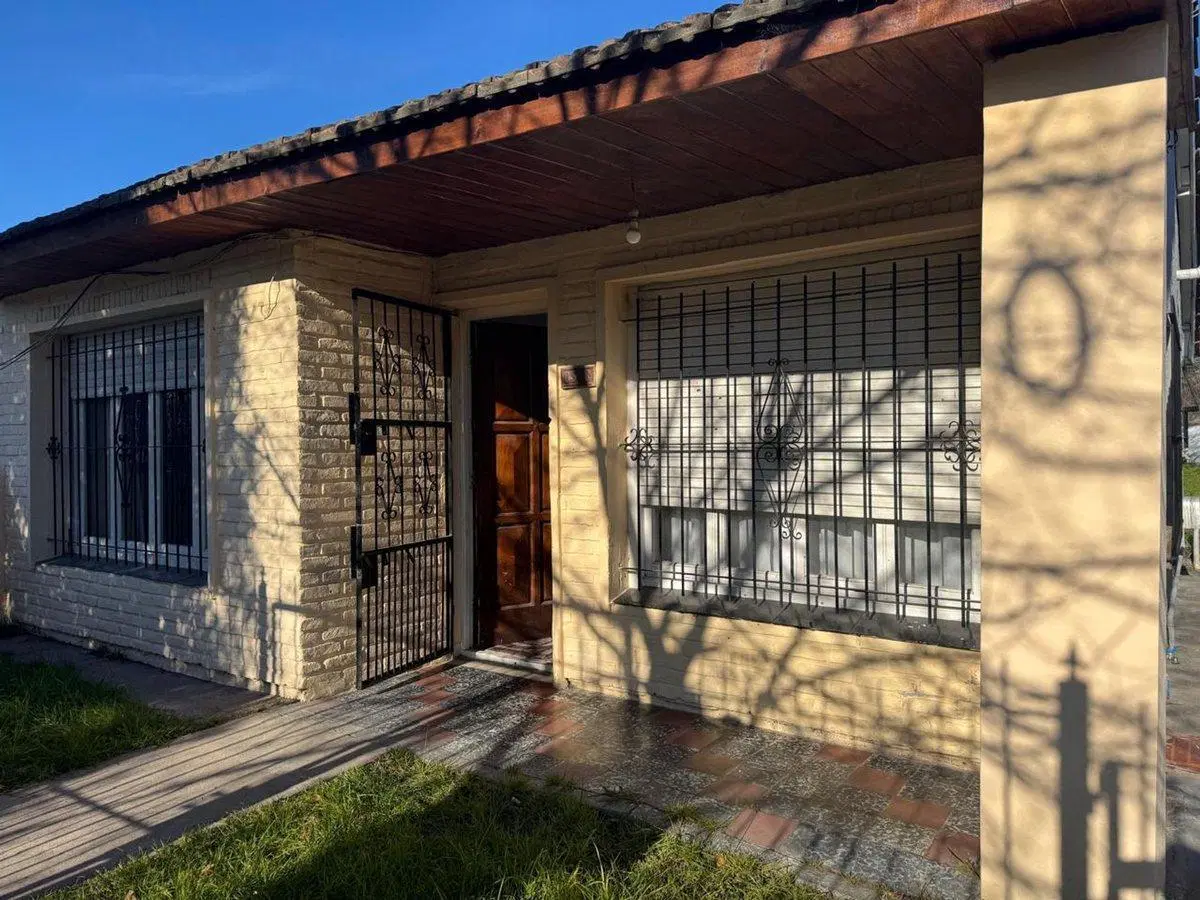 Venta casa tres ambientes parque y entrada de auto 2