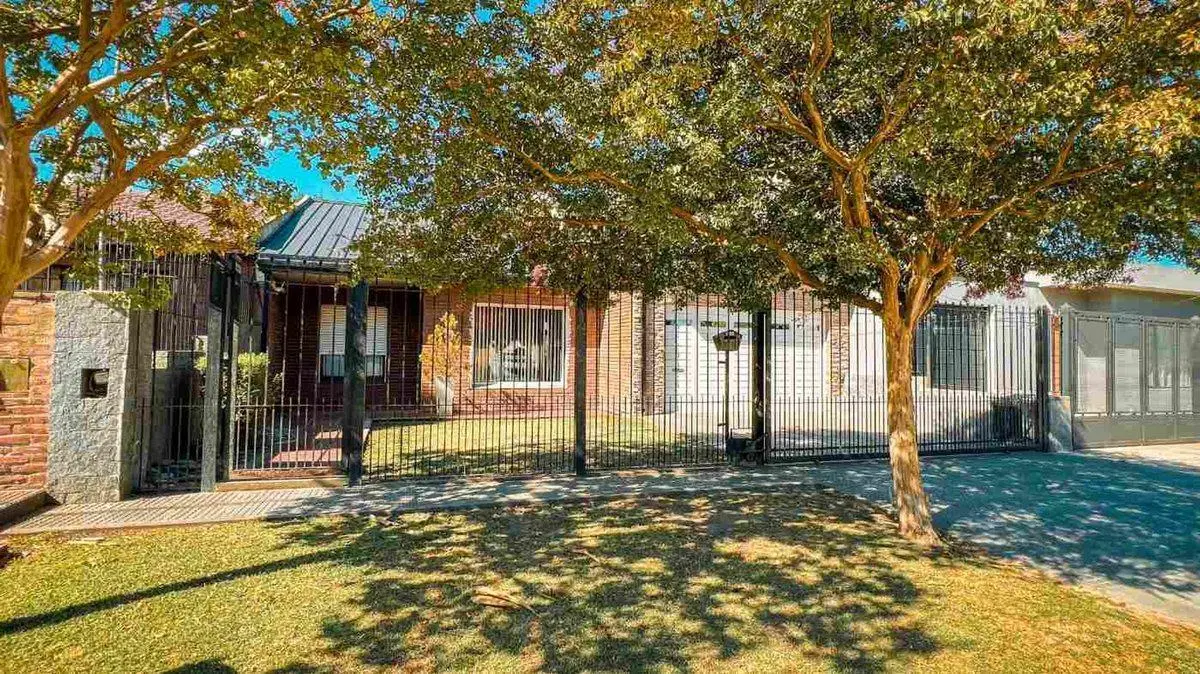 VENTA CASA 5 AMBIENTES CON PARQUE PILETA Y QUINCH0 4