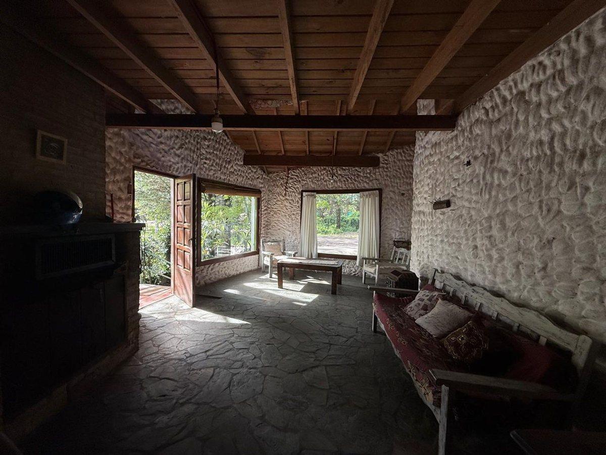 Foto de Venta casa 5 amb, garaje, quincho, parque y depto., imagen 2