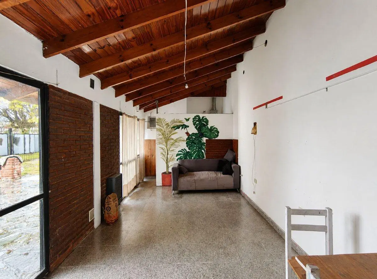 CASA EN VENTA 3 AMB, QUINCHO Y GARAGE DOBLE 2