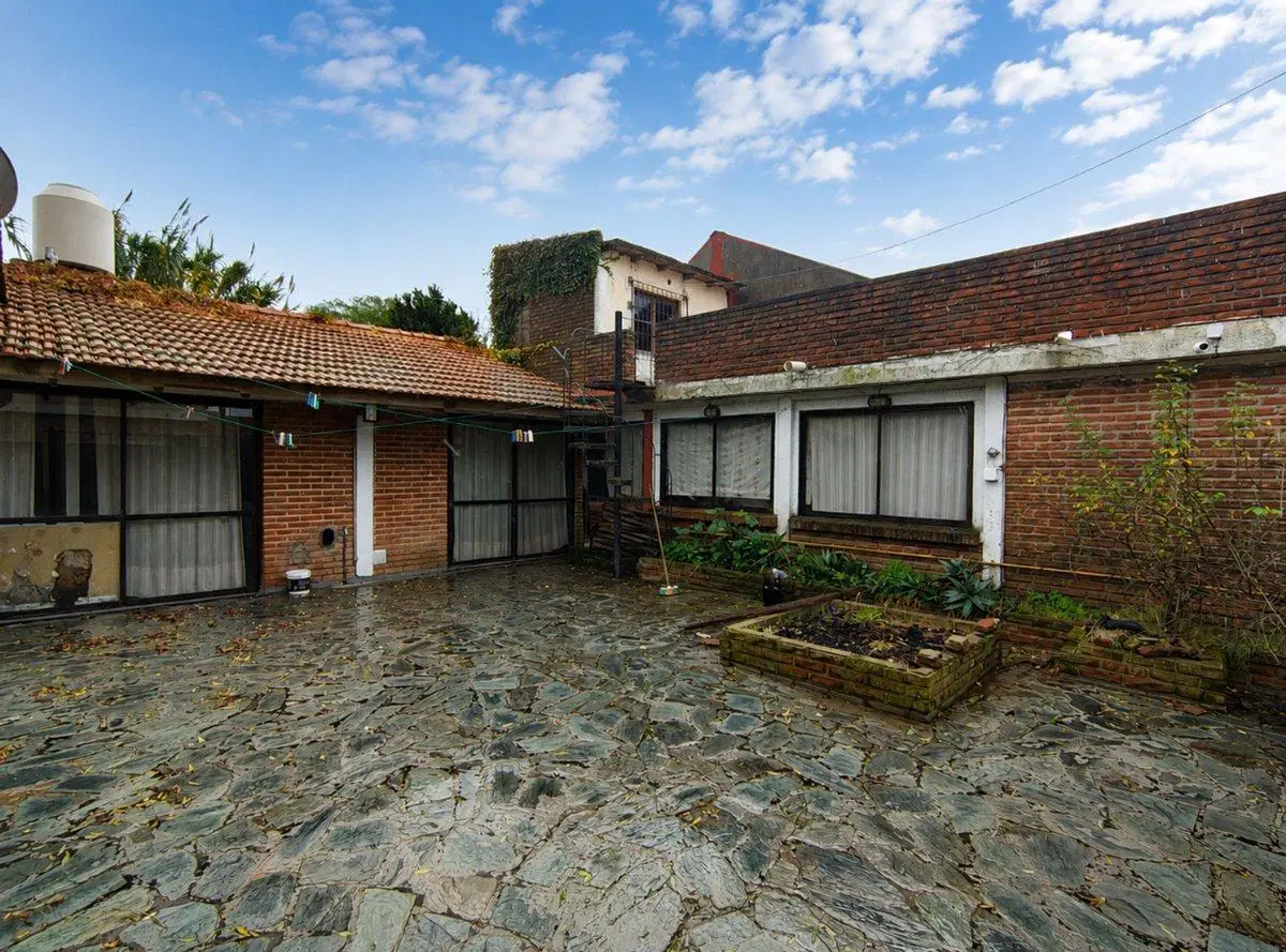 CASA EN VENTA 3 AMB, QUINCHO Y GARAGE DOBLE 3