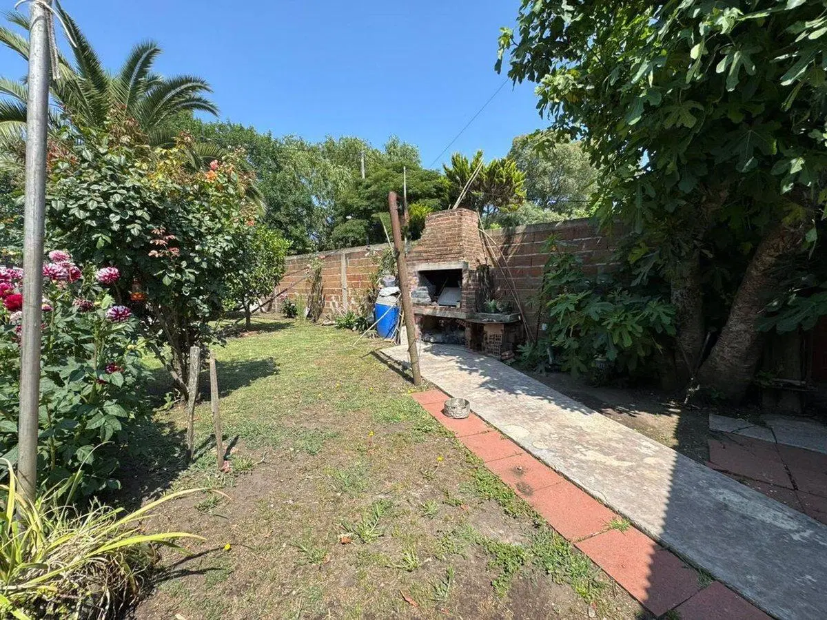 CASA EN VENTA DE 3 AMB  CON POSIB. DE 4 CON PARQUE 4
