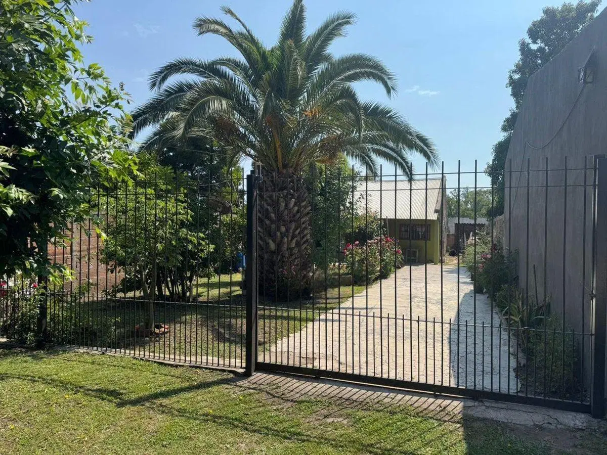 CASA EN VENTA DE 3 AMB  CON POSIB. DE 4 CON PARQUE 2
