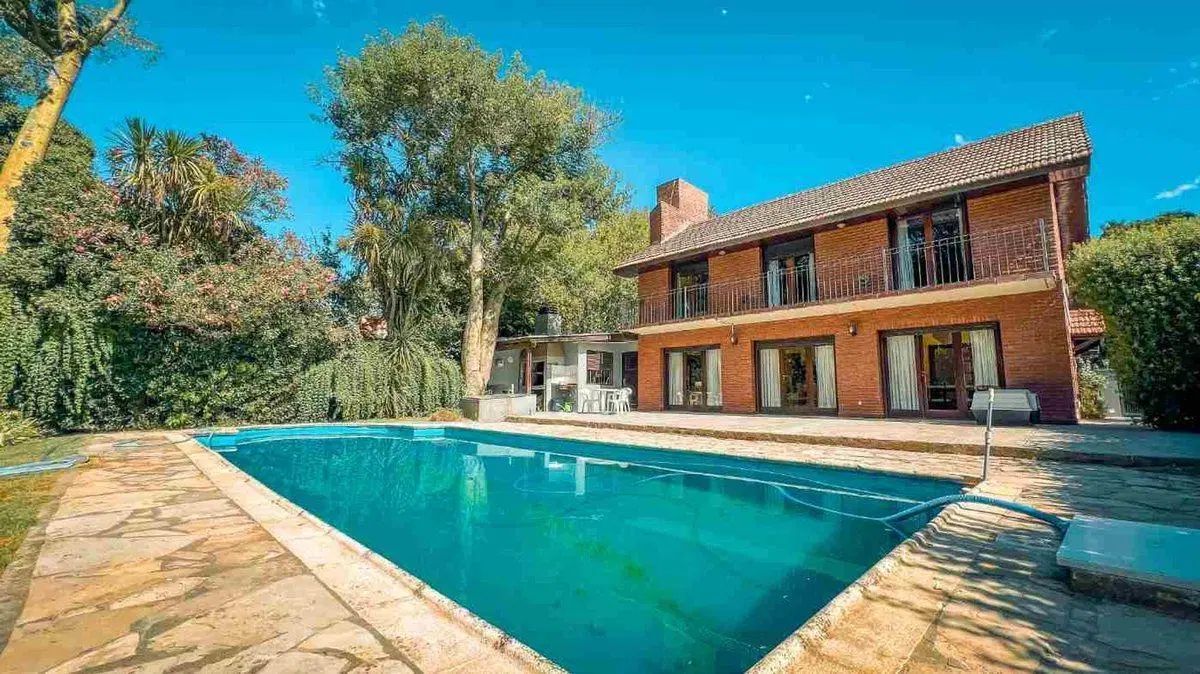 VENTA CASA 5 AMBIENTES CON PARQUE Y PISCINA 5
