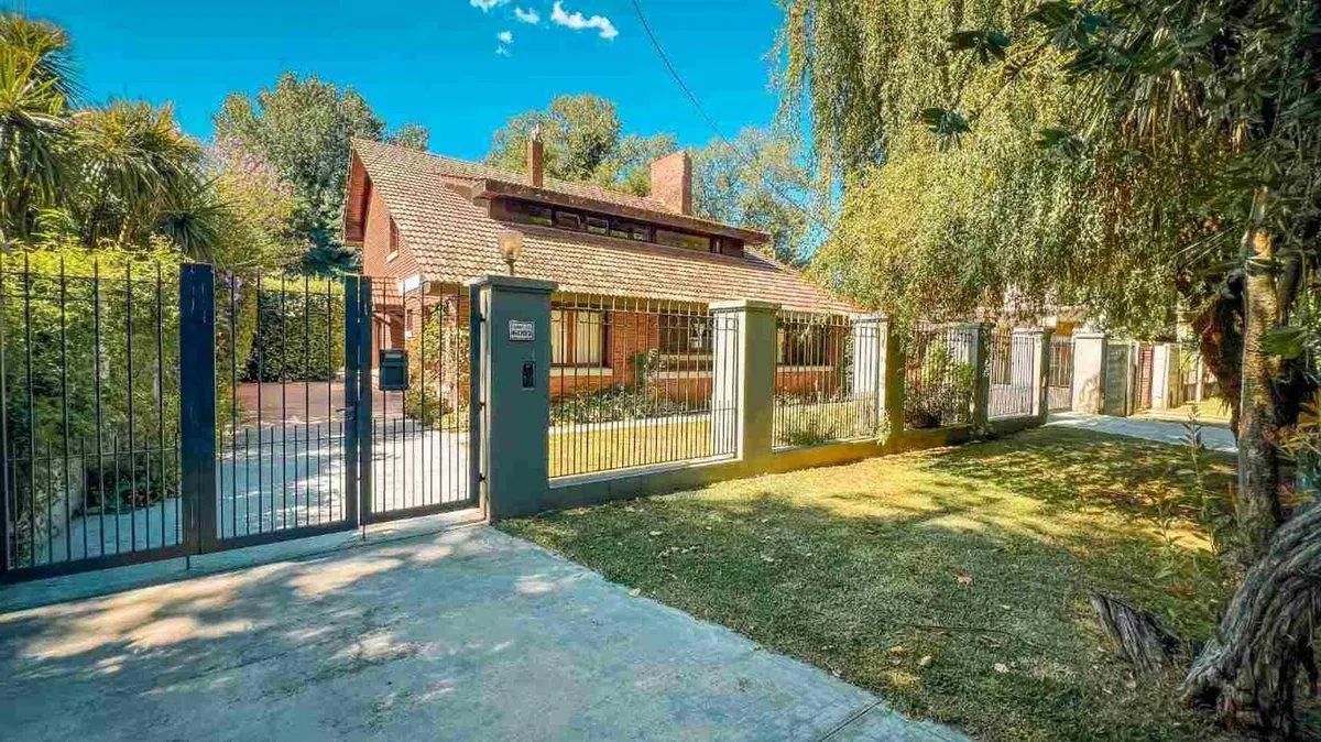 VENTA CASA 5 AMBIENTES CON PARQUE Y PISCINA 5