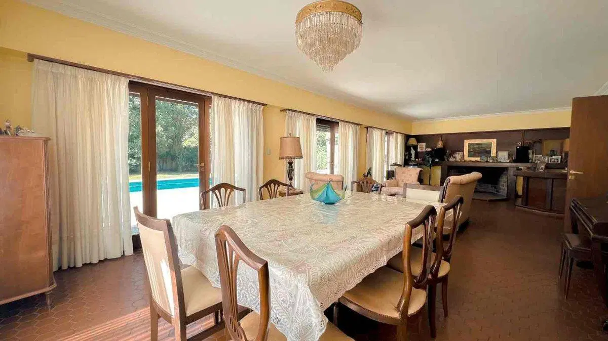 VENTA CASA 5 AMBIENTES CON PARQUE Y PISCINA 8