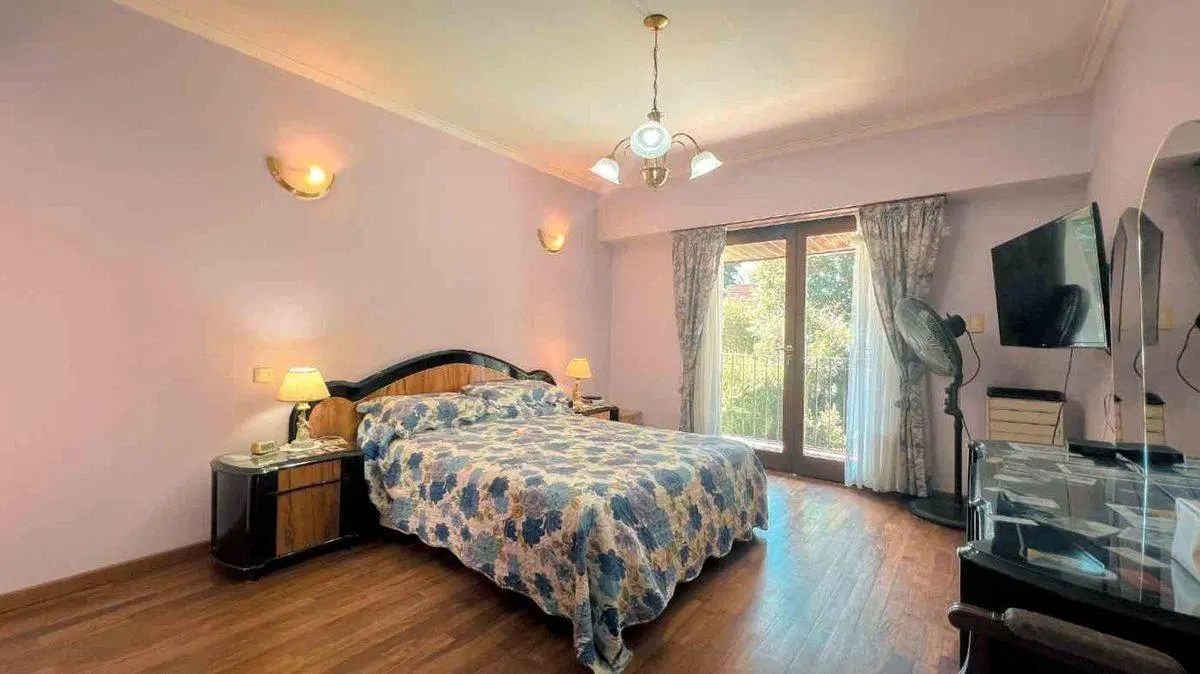 VENTA CASA 5 AMBIENTES CON PARQUE Y PISCINA 4