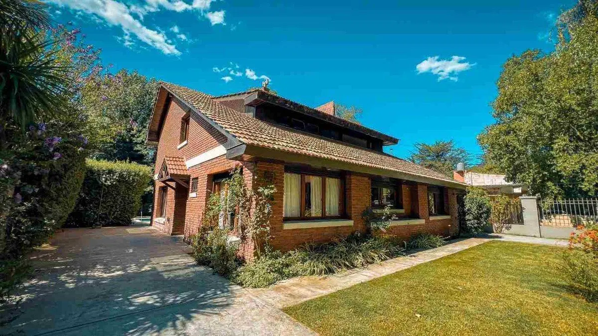 VENTA CASA 5 AMBIENTES CON PARQUE Y PISCINA 3