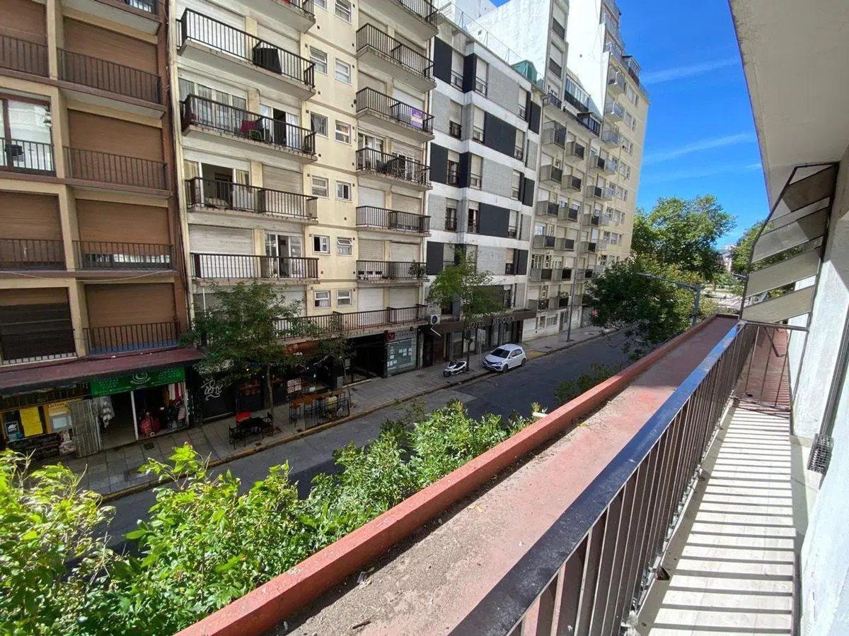 Venta Depto 2 amb c/balcon Reciclado en Pza Colon 4