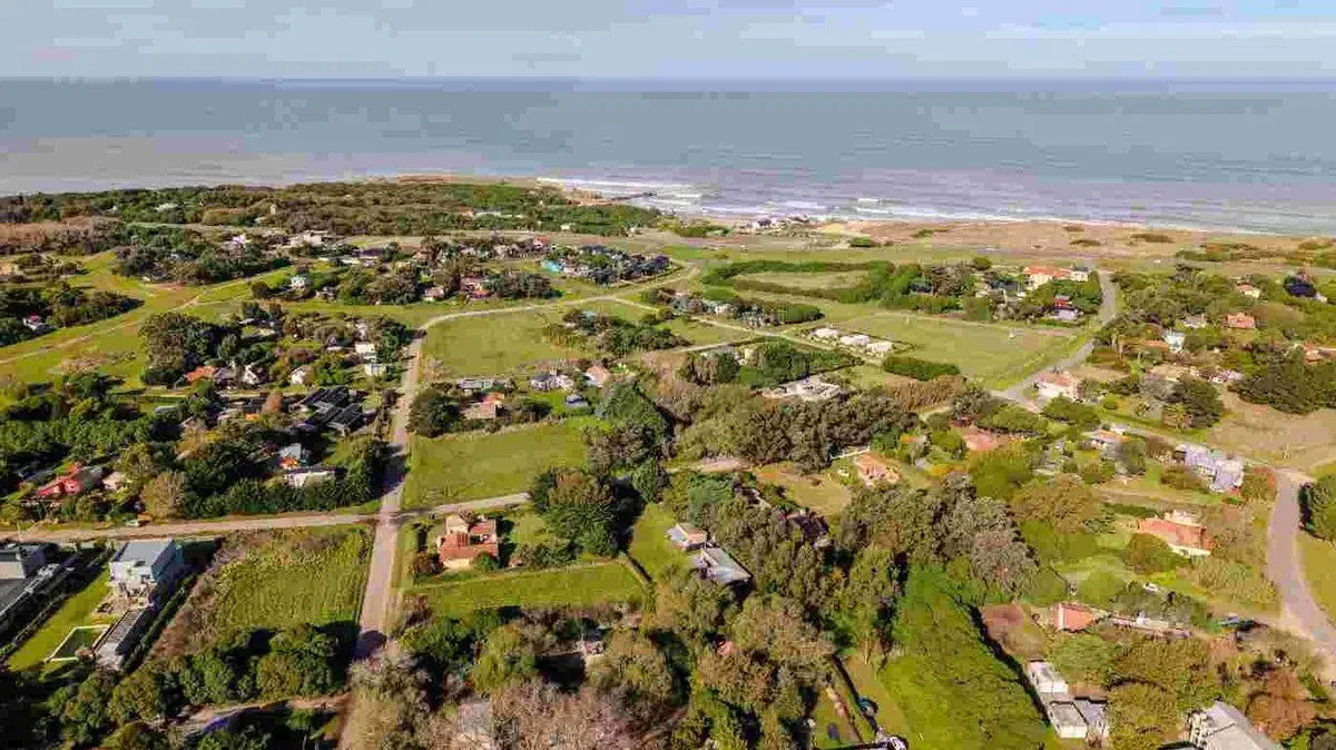 Venta casa en lote de 2500M2 en Playa Chapadmalal 2