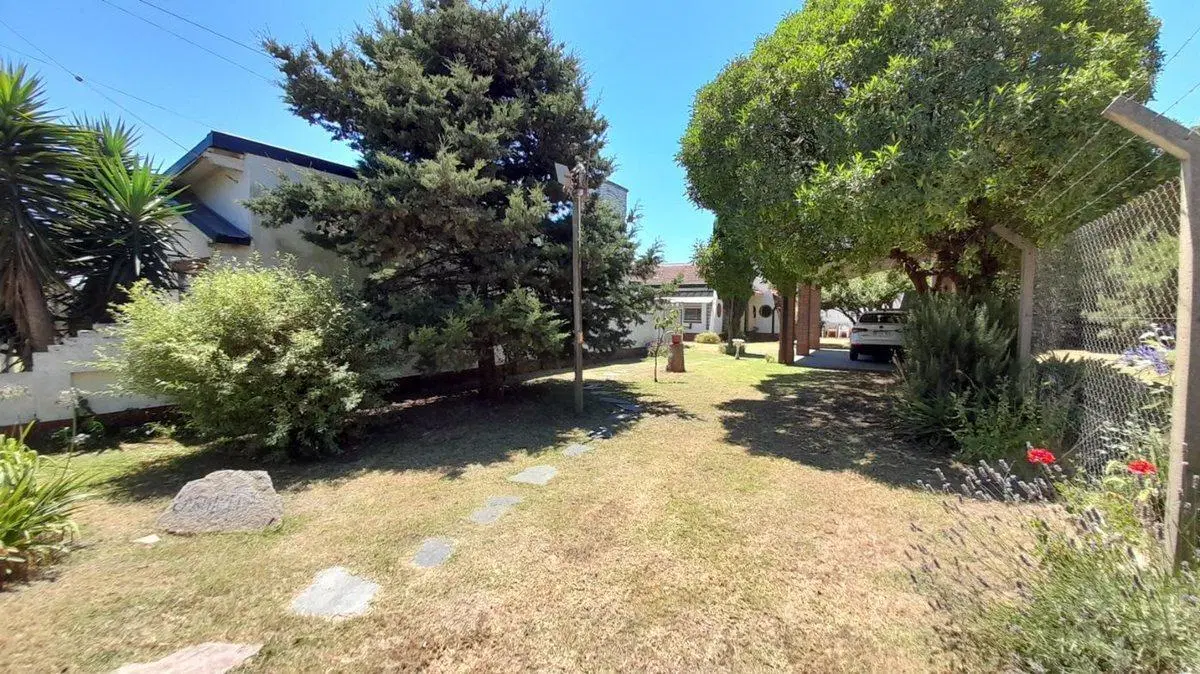 VENTA CASA 4 AMBIENTES CON GRAN PARQUE 3