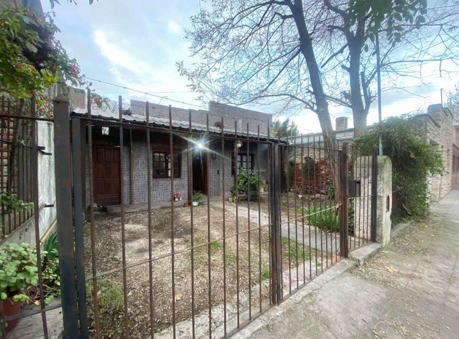 VENTA CASA 4 AMB C/JARDIN SAN MARTIN Y MALVINAS