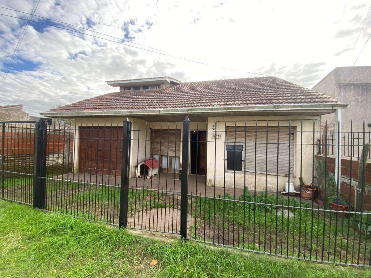 VENTA CASA 4 AMB CON PARQUE Y COCHERA