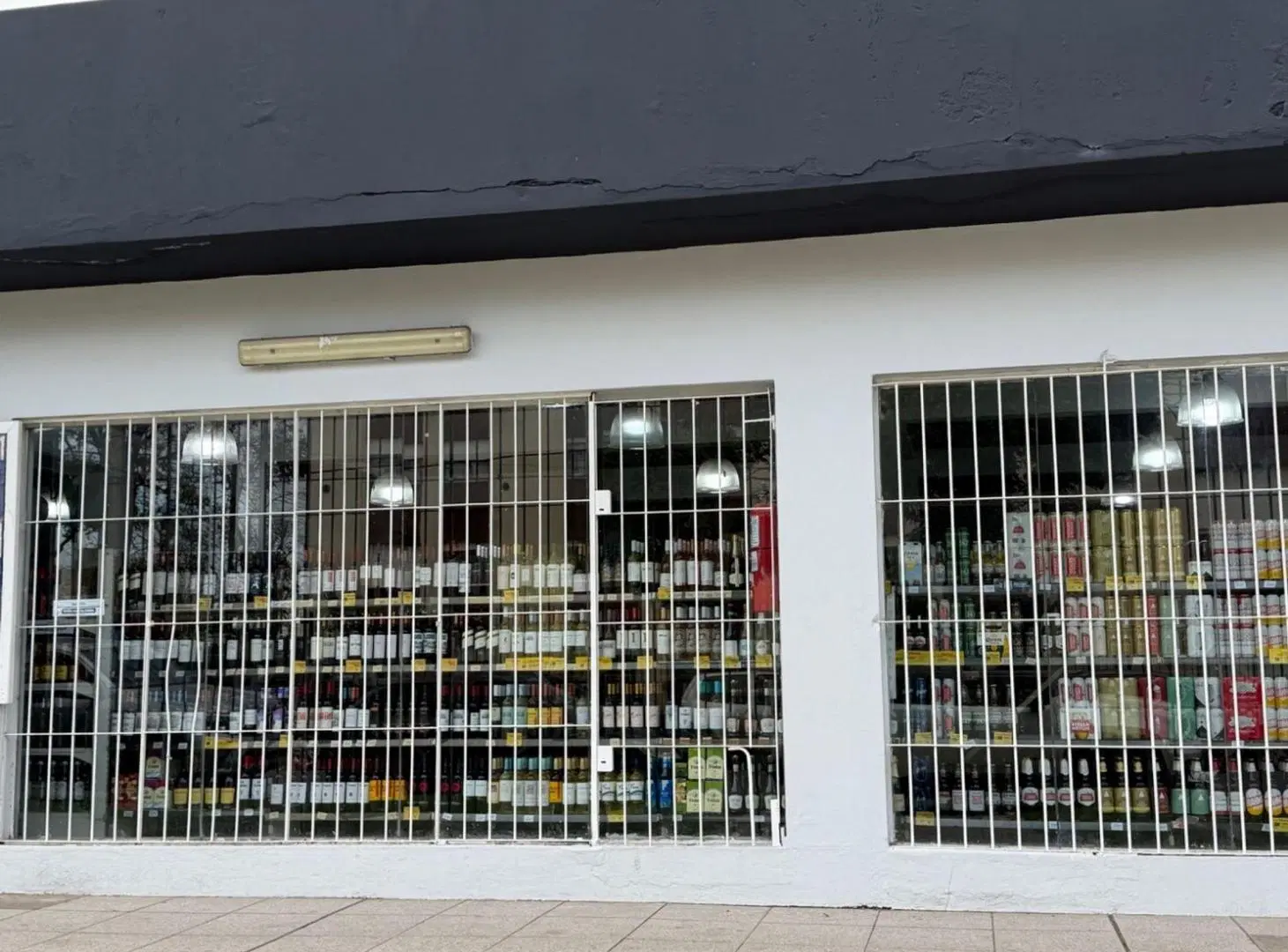 VENTA LOCAL COMERCIAL 201 M2 BARRIO LAS LILAS 4