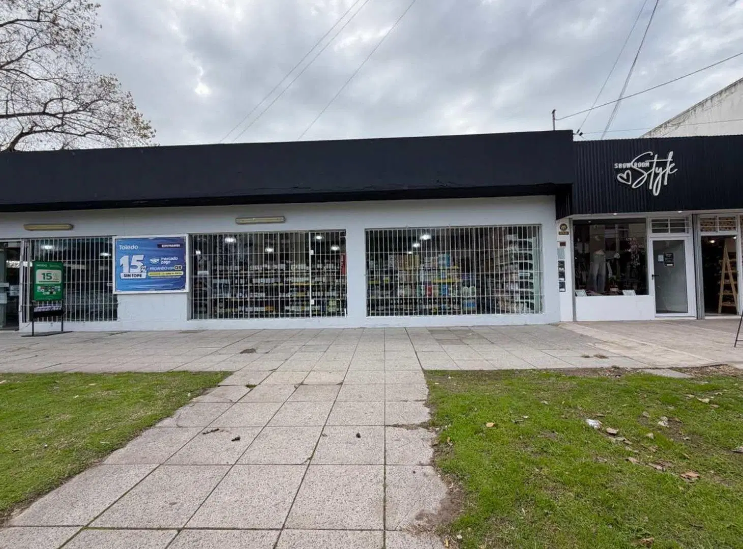 VENTA LOCAL COMERCIAL 201 M2 BARRIO LAS LILAS 5