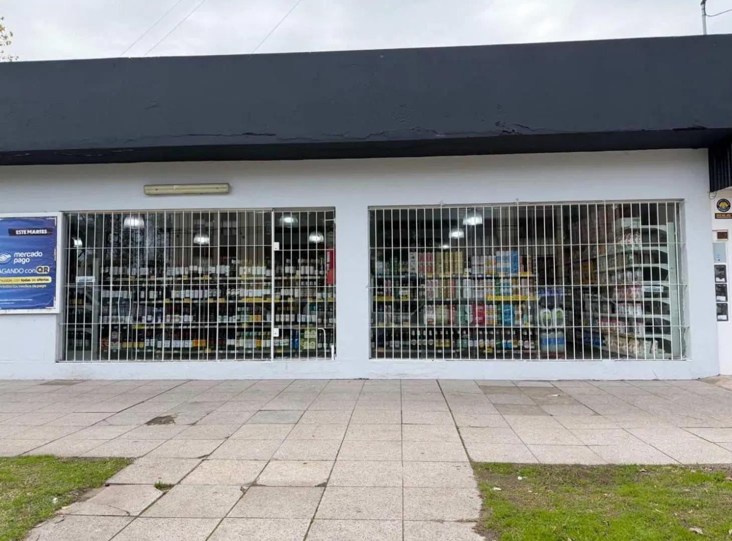 VENTA LOCAL COMERCIAL 201 M2 BARRIO LAS LILAS 3