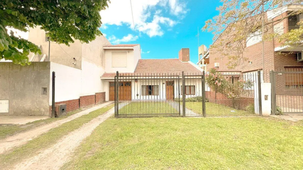 venta casa 4 ambientes + departamento  Los Pinares 3