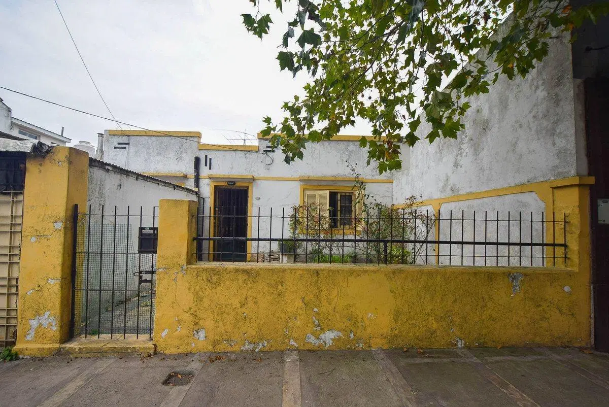 VENTA CASA ANTIGUA A RECICLAR O APTA DESARROLLO 2
