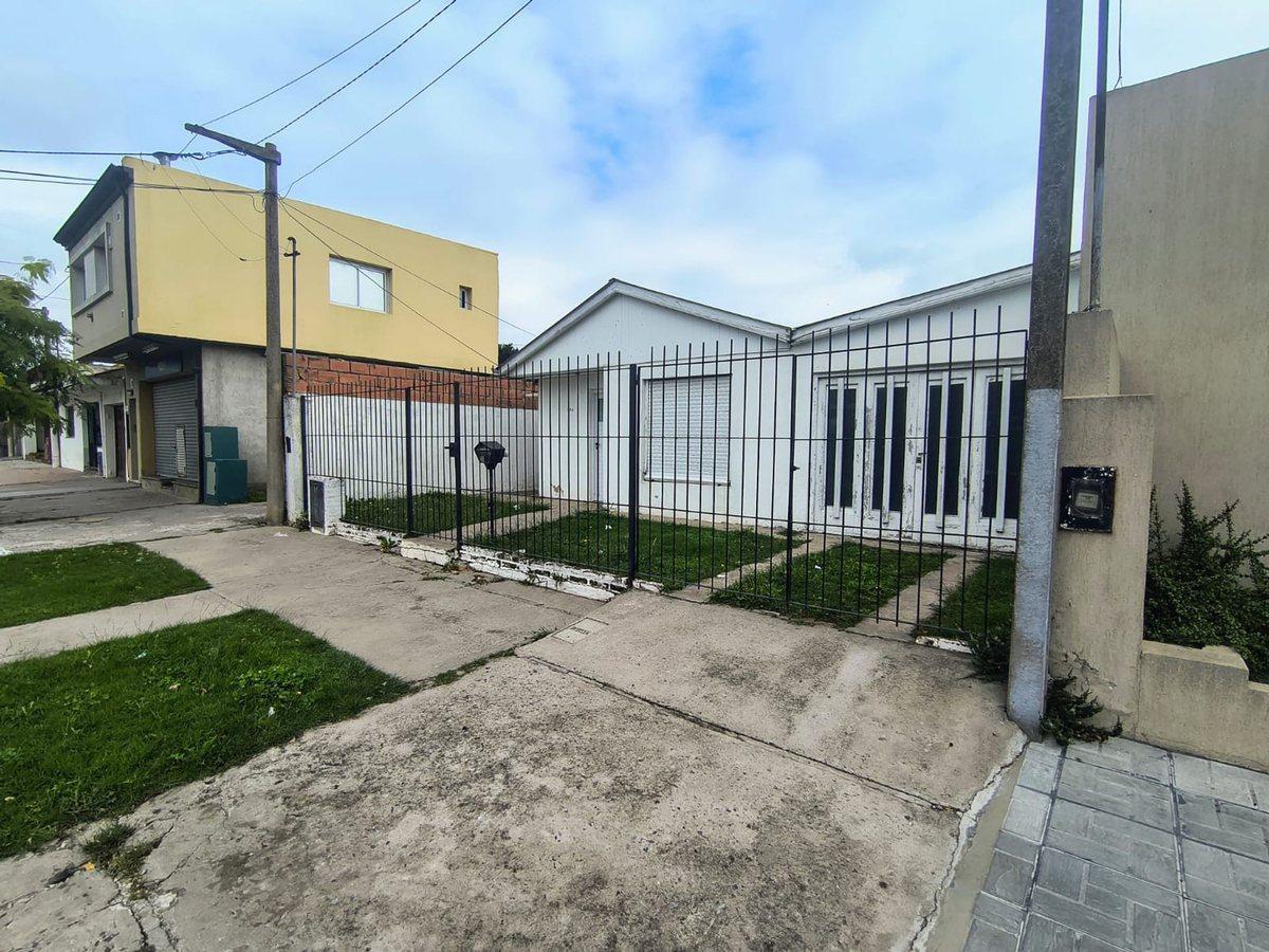 VENTA CASA 2 AMBIENTES EN BALCARCE CON GRAN PARQUE