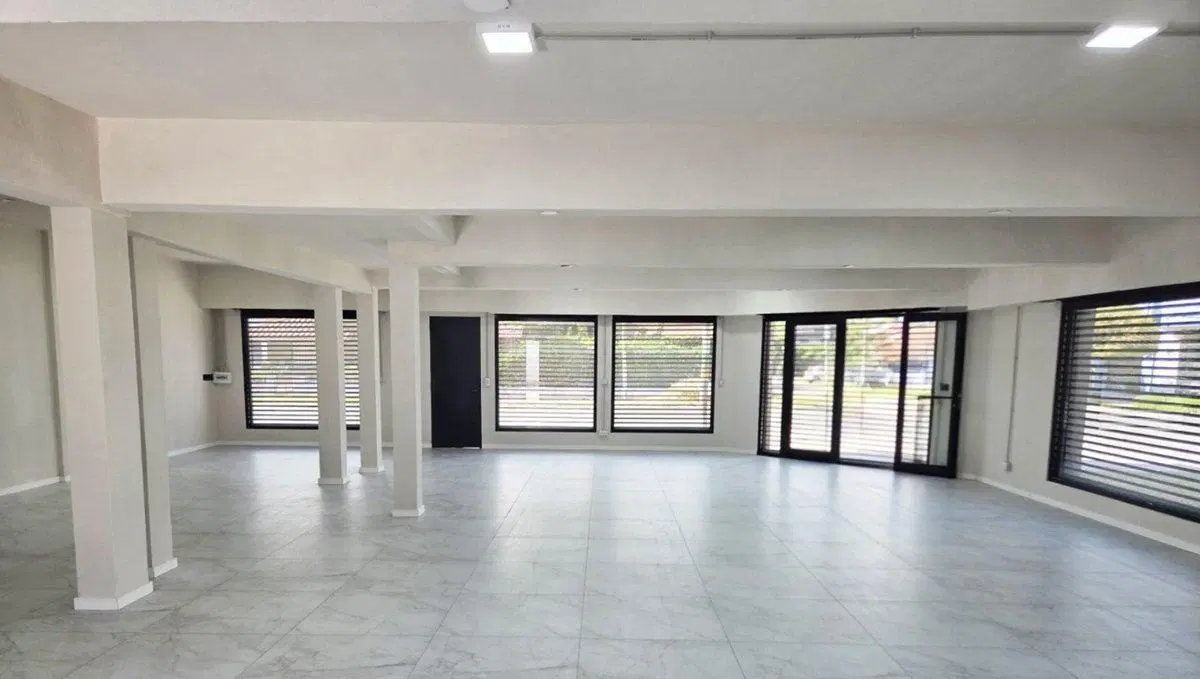 VENTA LOCAL COMERCIAL CON PLAYON Y GARAGE 5