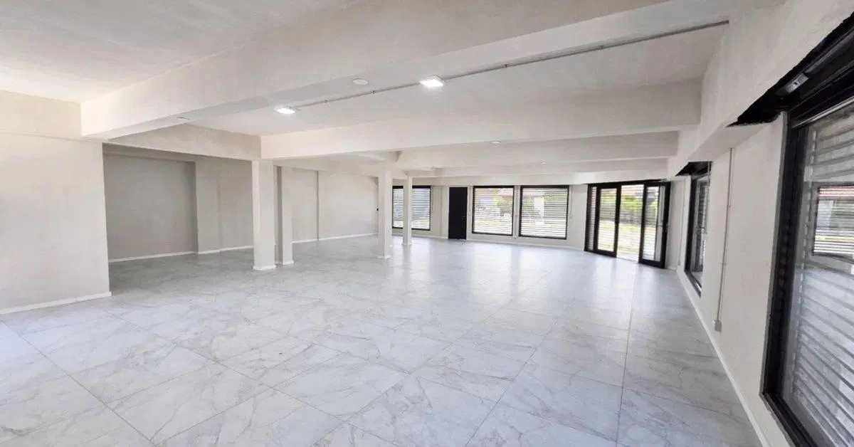 VENTA LOCAL COMERCIAL CON PLAYON Y GARAGE 2