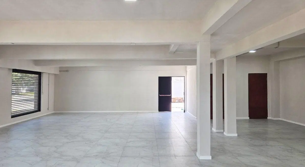 VENTA LOCAL COMERCIAL CON PLAYON Y GARAGE 3