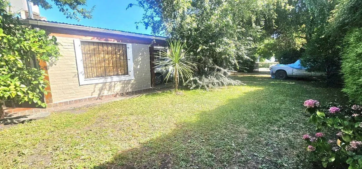 Venta casa 3, cochera y amplio parque ACANTILADOS 2