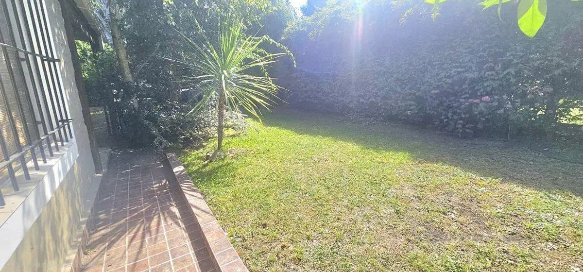 Venta casa 3, cochera y amplio parque ACANTILADOS 5