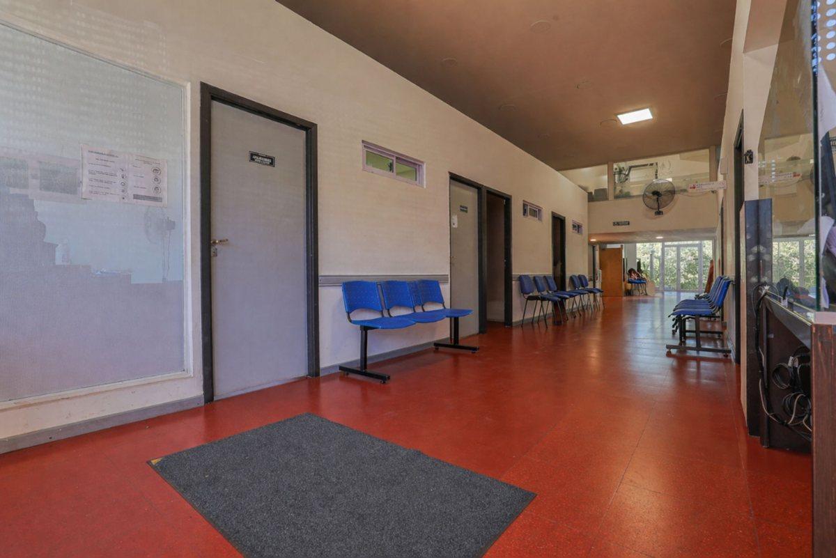 Foto de VENTA LOCAL Y DPTO 4 AMB RECICLADO AVENIDA JBJ, imagen 1