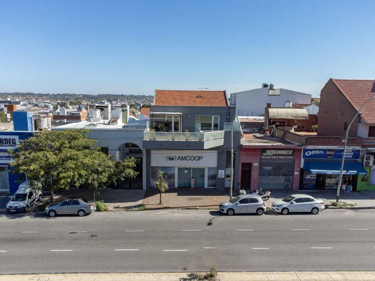 VENTA LOCAL Y DPTO 4 AMB RECICLADO AVENIDA JBJ 5
