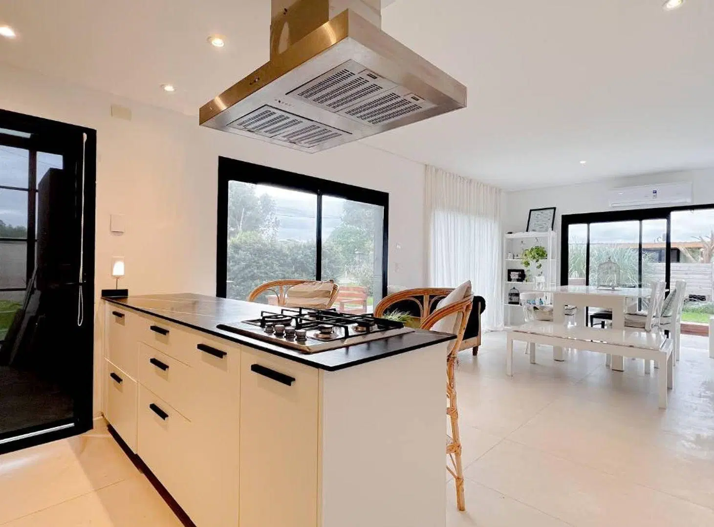 VENTA CASA 5 AMBIENTES + MONOAMB. LOS ACANTILADOS 4