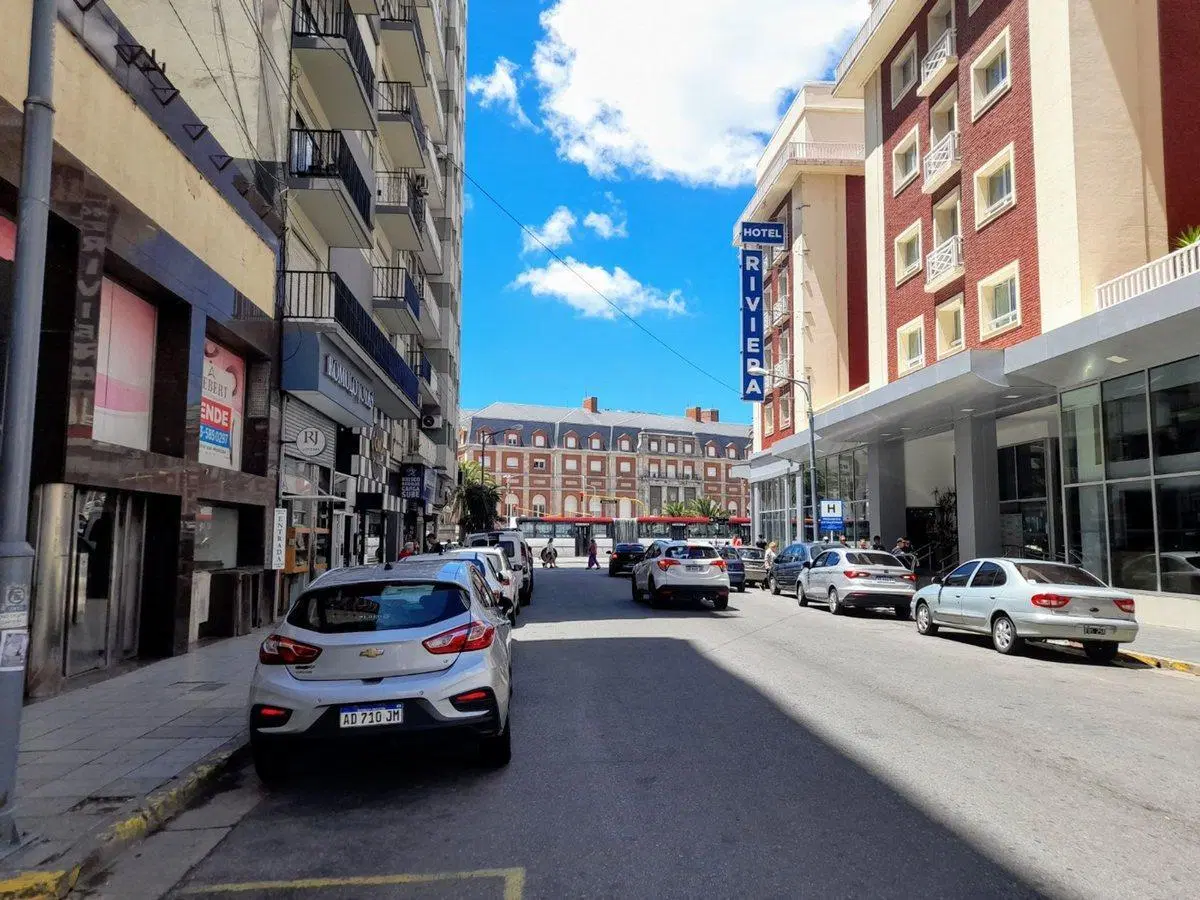 LOCAL EN VENTA ZONA CENTRO A METROS DEL CASINO 8