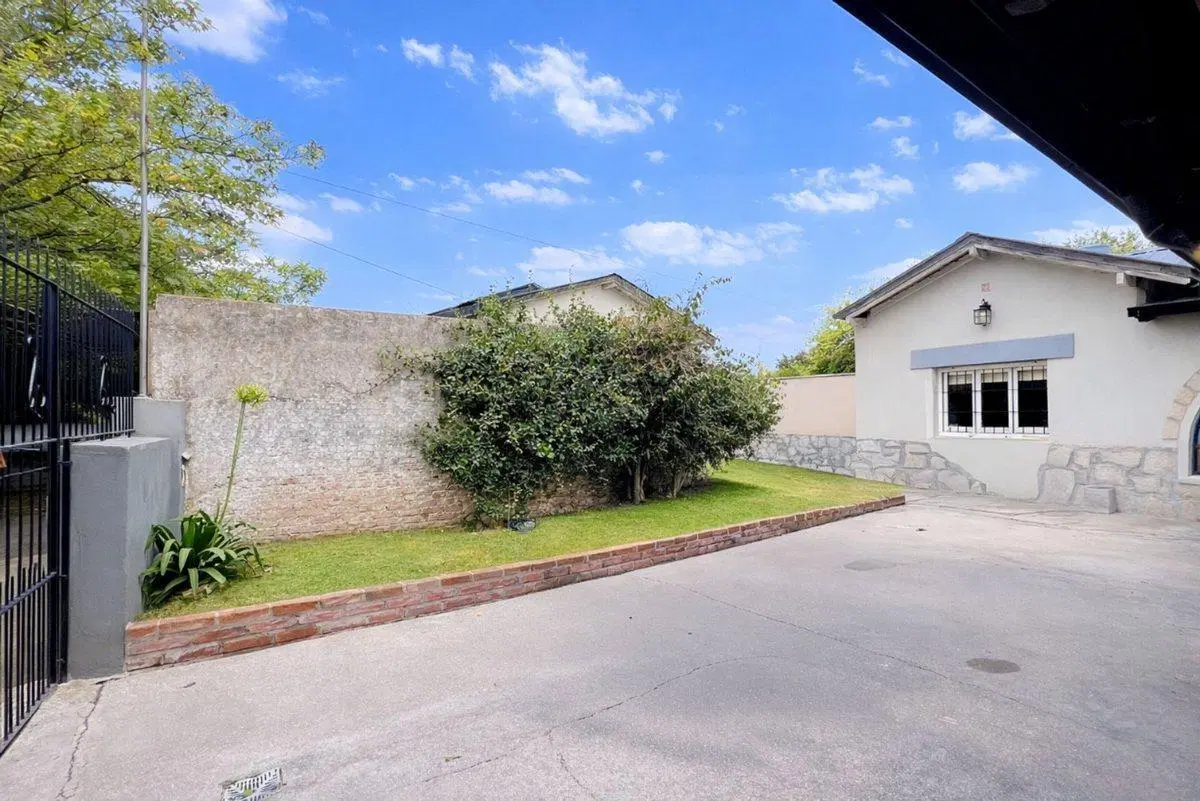 VENTA CASA 4 AMB GARAGE TIPO QUINCHO OPORTUNIDAD! 4