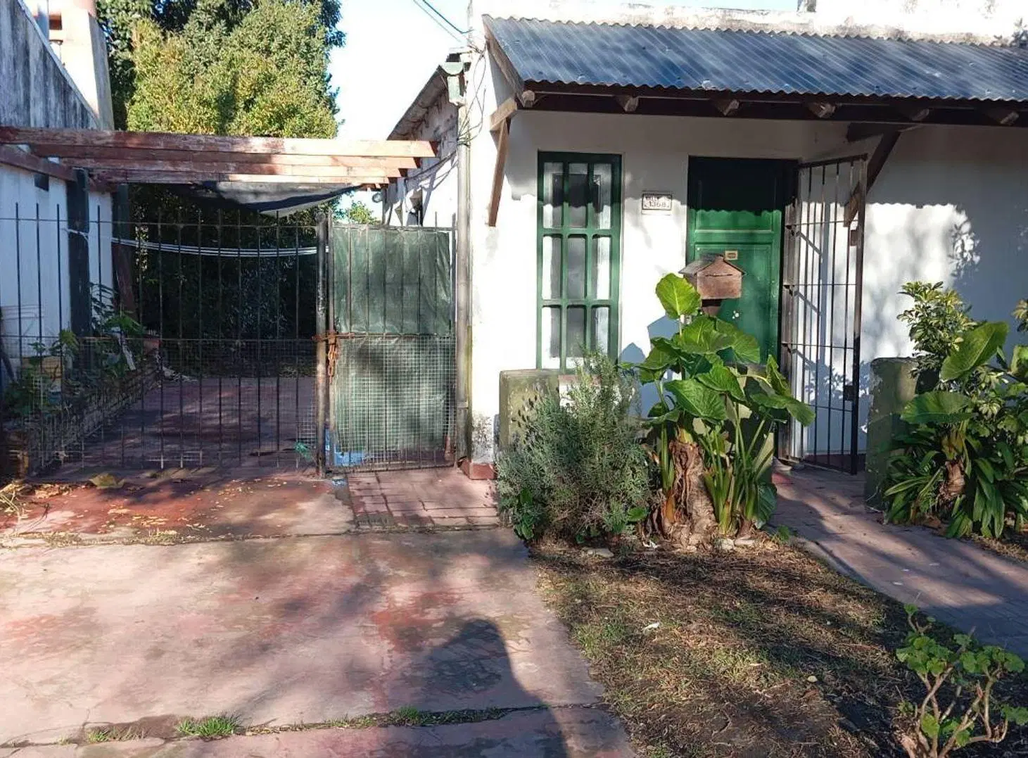 CASA CON PARQUE A REFACCIONAR 3 AMBIENTES. MIRAMAR 4