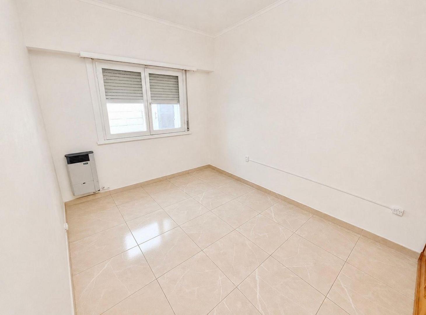 Foto de Alquiler casa 2 ambientes con patio al frente, imagen 1