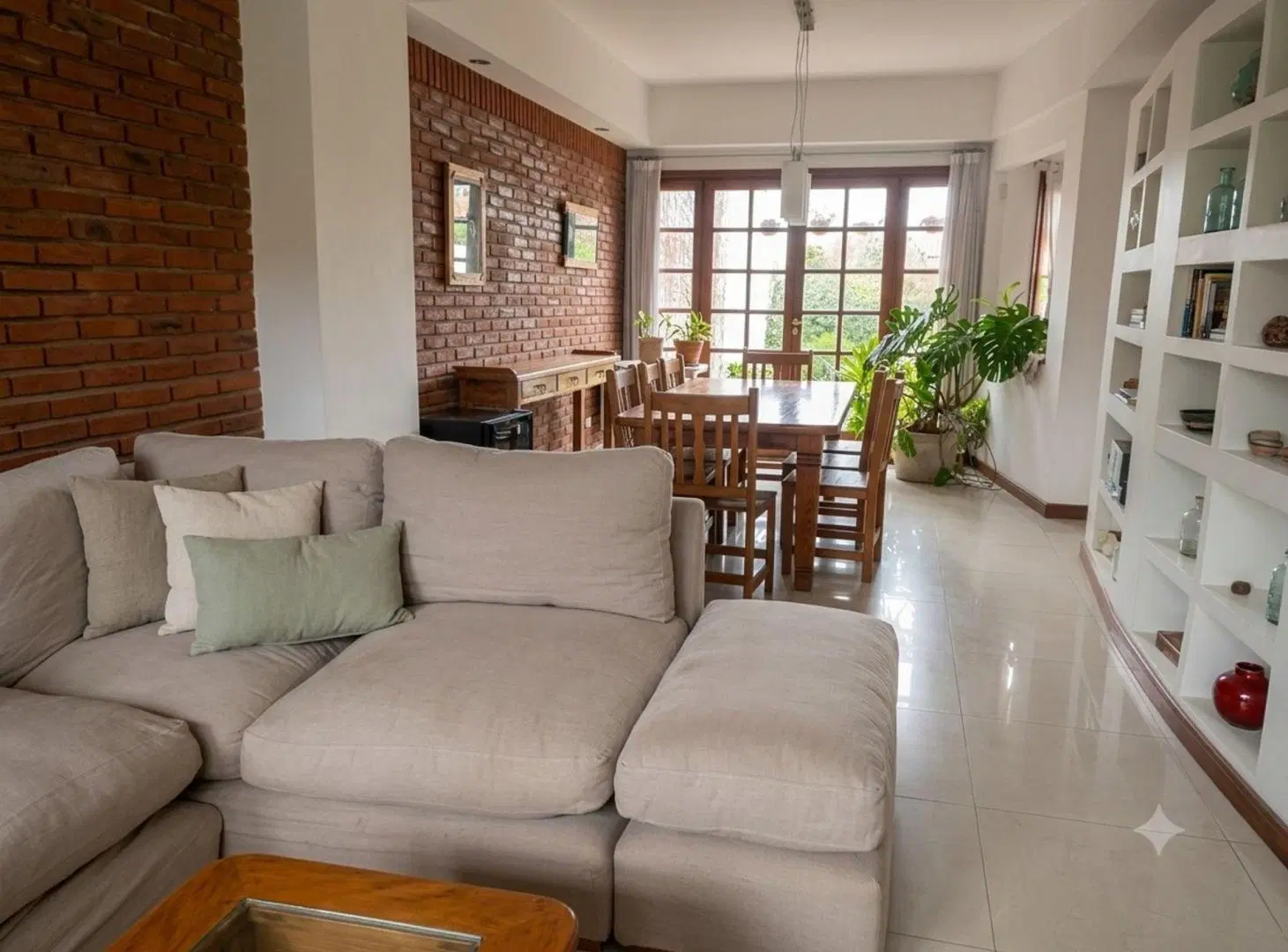 VENTA CASA 5 AMB. CON PARQUE/ LOS TRONCOS 4