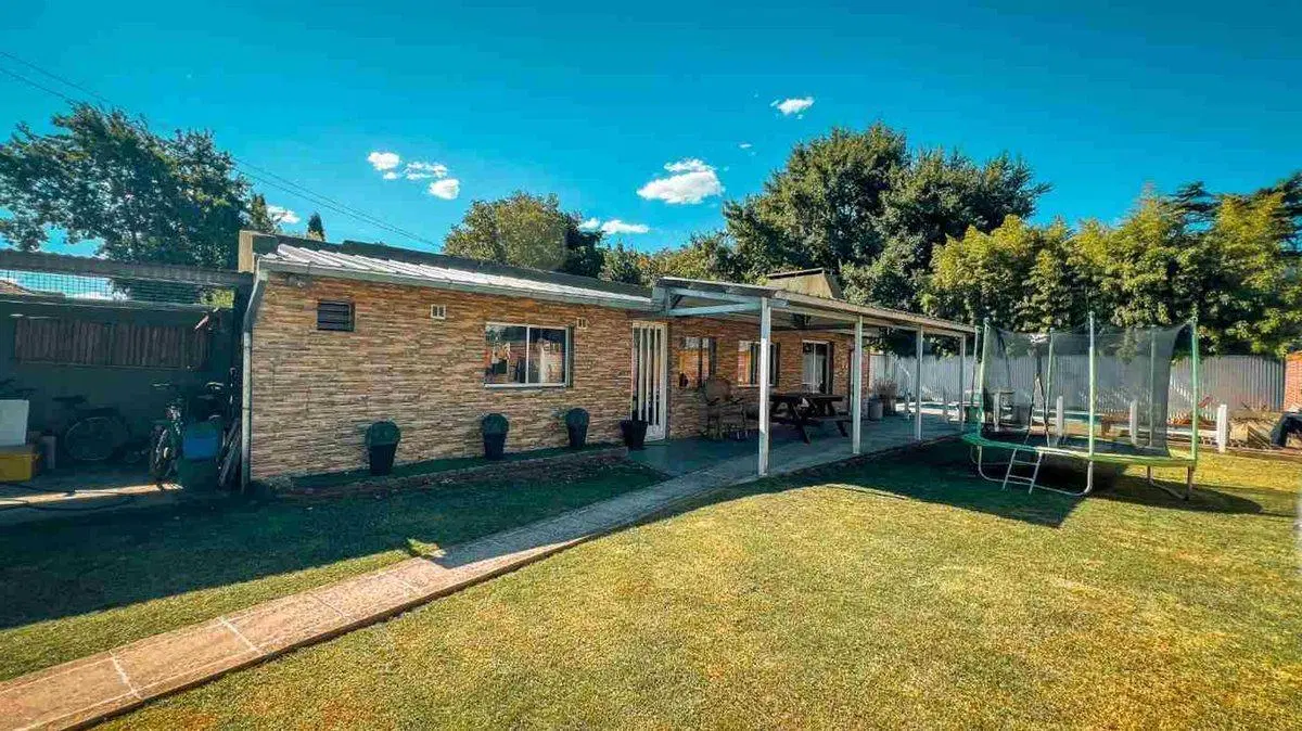 VENTA CASA 5 AMBIENTES CON PARQUE PILETA Y QUINCH0 8