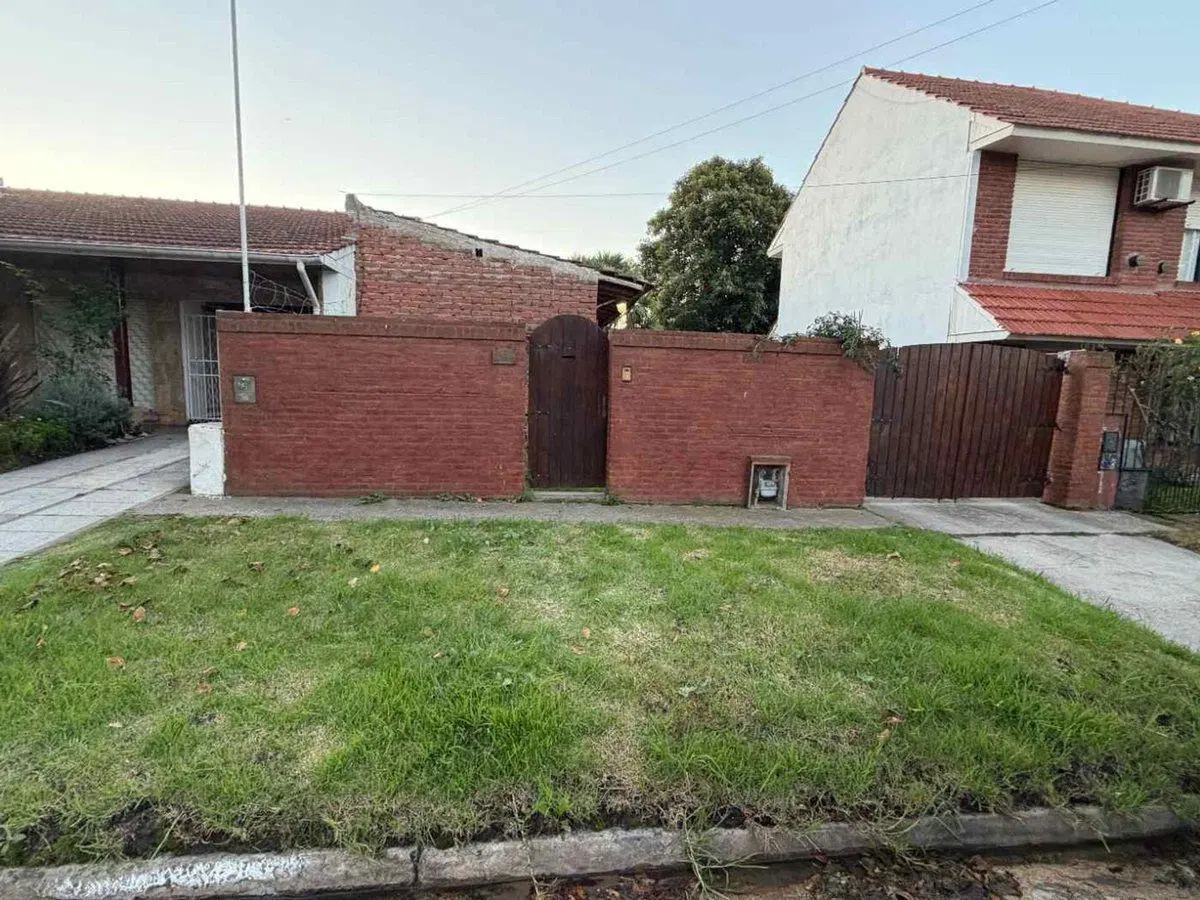 VENTA CASA 3 AMBIENTES PATIO Y COCHERA P. MOGOTES 5
