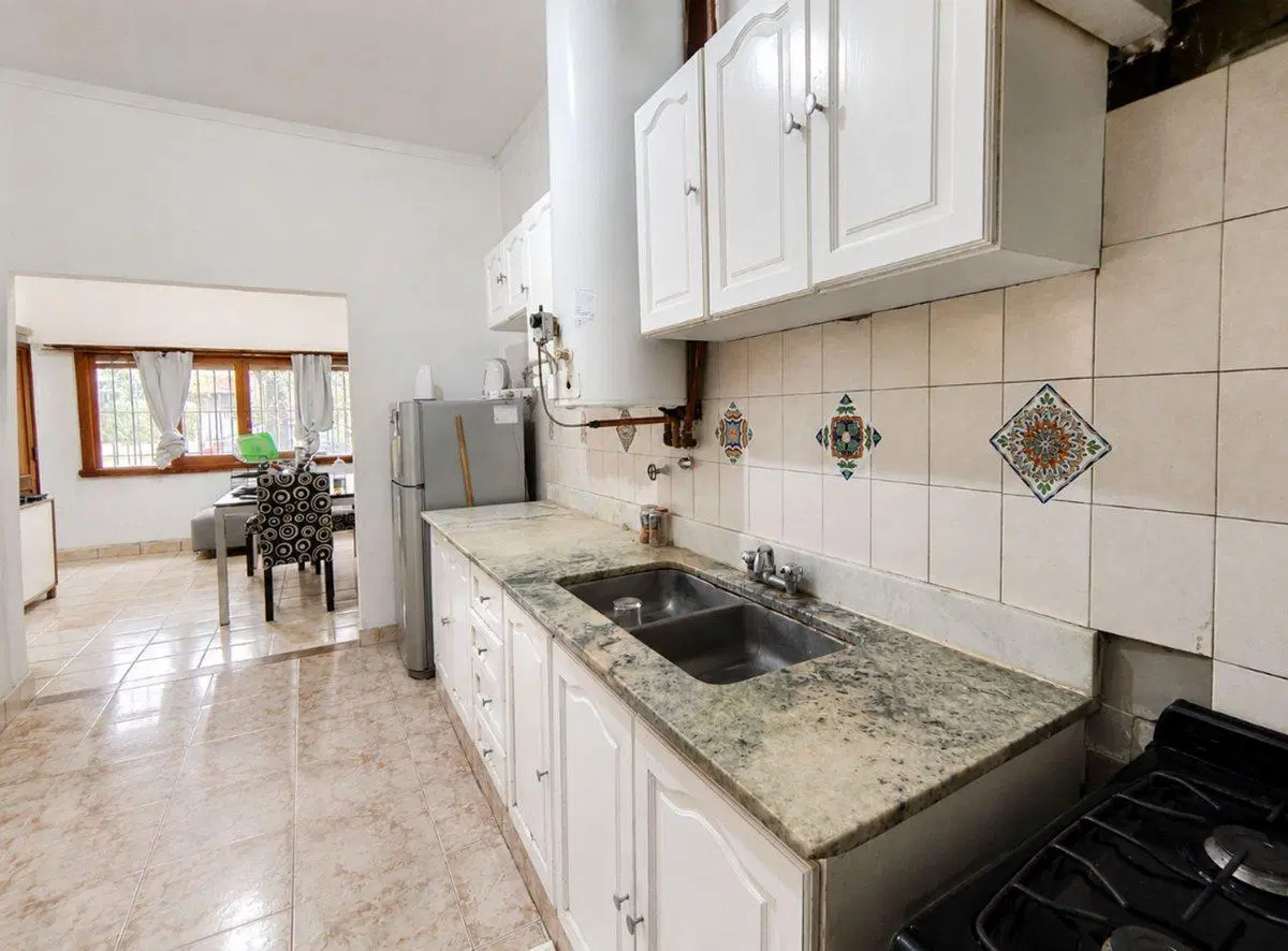 CASA EN VENTA 3 AMB, QUINCHO Y GARAGE DOBLE 2