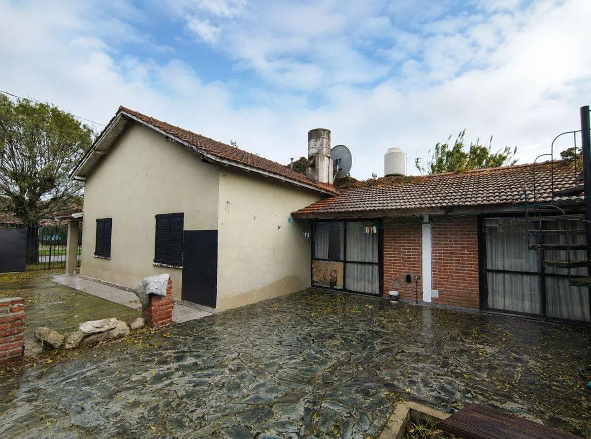 CASA EN VENTA 3 AMB, QUINCHO Y GARAGE DOBLE 3