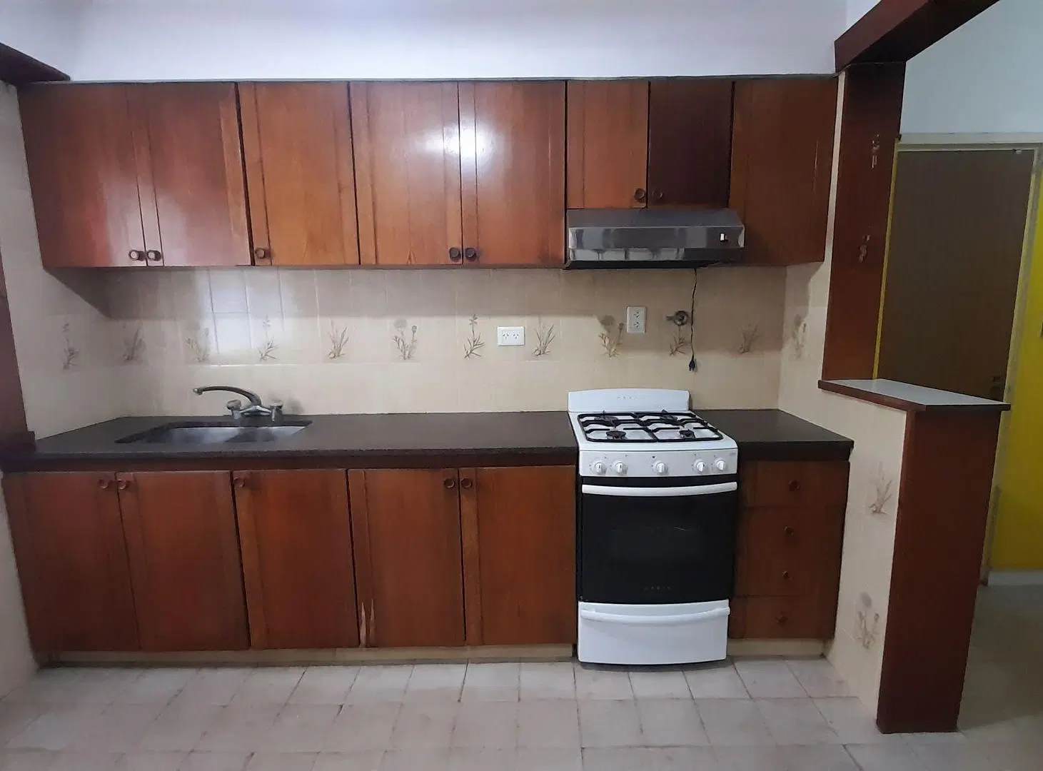 VENTA CASA 4 AMBIENTES CON GARAGE LA PERLA 8