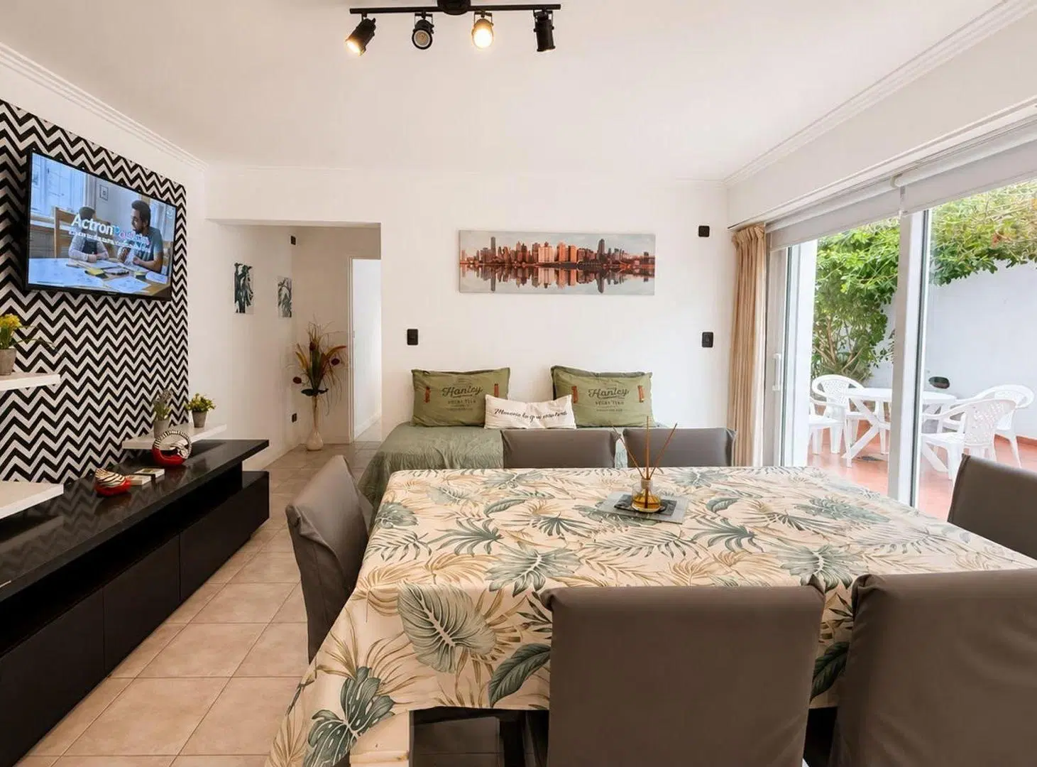 VENTA DEPARTAMENTO 2 AMBIENTES CON PATIO CENTRO 2