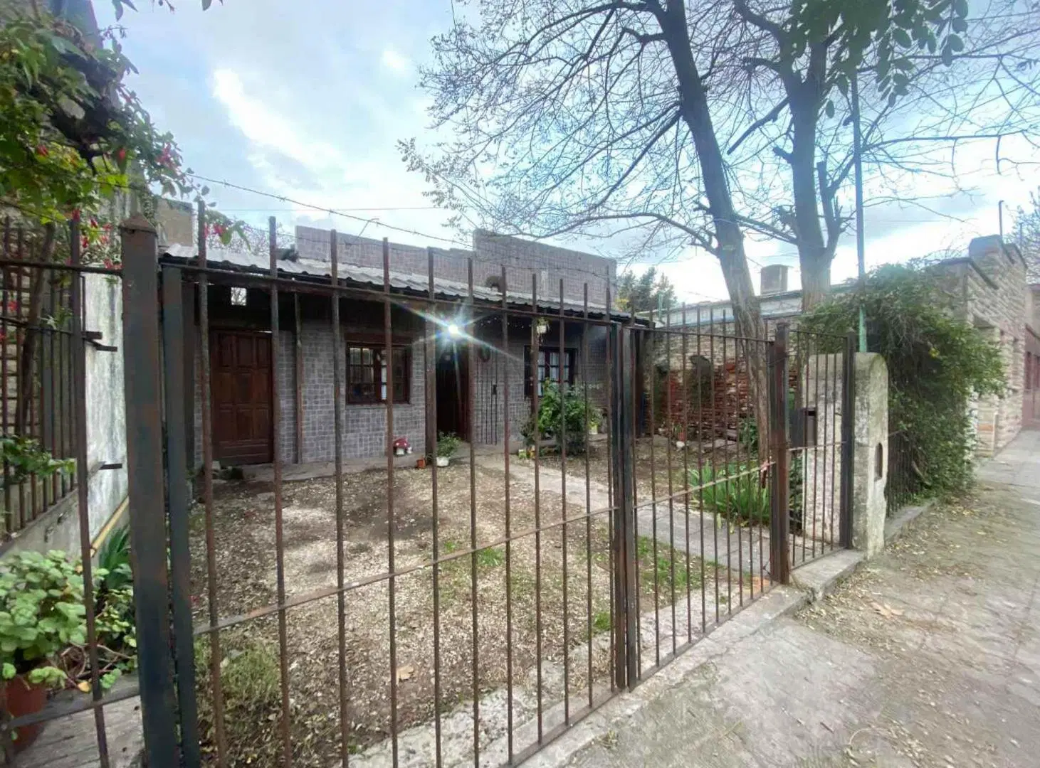 VENTA CASA 4 AMB C/JARDIN SAN MARTIN Y MALVINAS 1