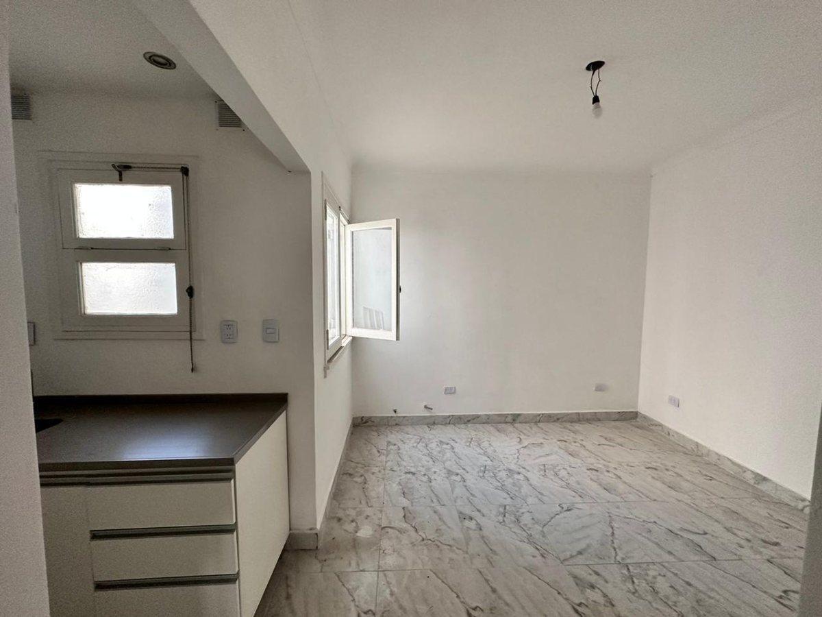 Foto de VENTA 2 AMBIENTES POR ESCALERA EN POMPEYA, imagen 2